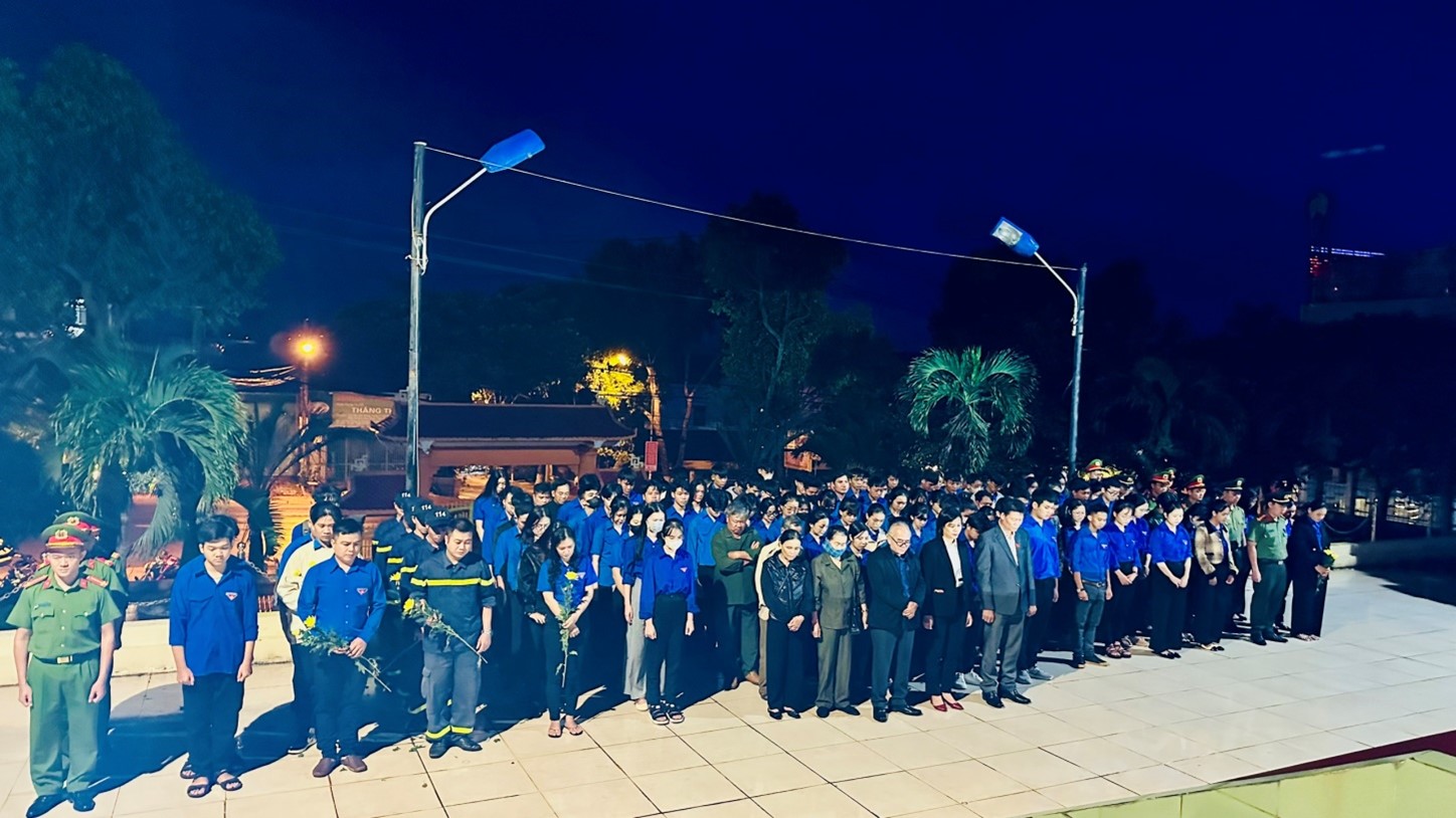 Tuổi trẻ Huyện Ea H’Leo dâng hương, thắp nến tri ân các Anh hùng Liệt sĩ, nhân ngày 27/7.
